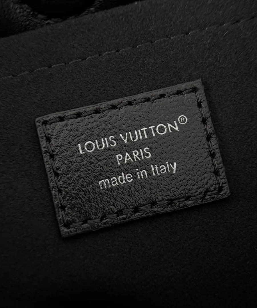 Кожаная нашивка с тиснением Louis Vuitton Paris внутри рюкзака