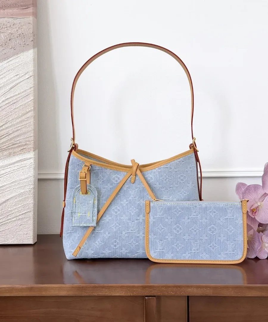 Голубая джинсовая сумка CarryAll PM с монограммой и съемным кошельком, вид спереди
