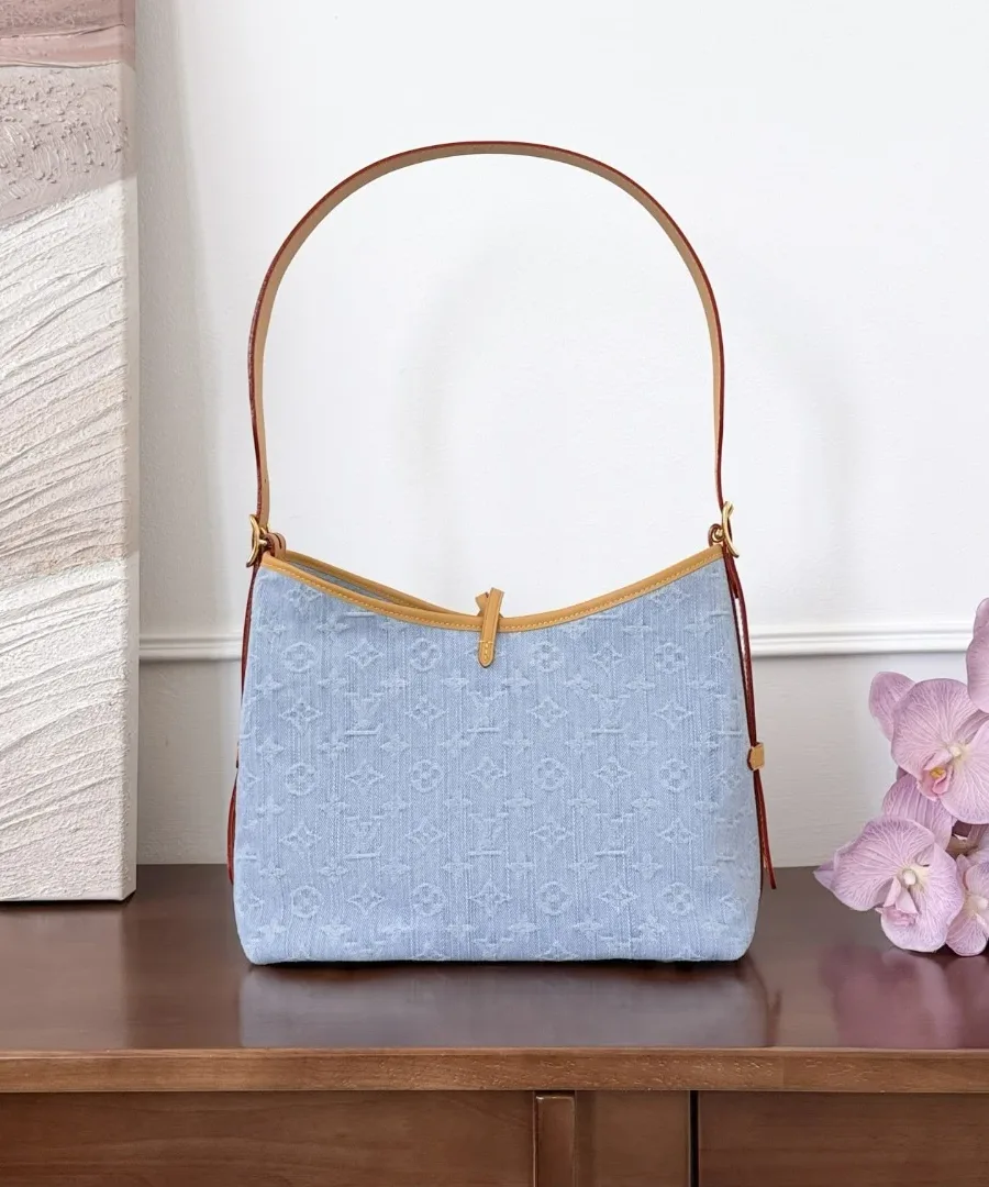 Голубая джинсовая сумка CarryAll PM с монограммой, вид сзади