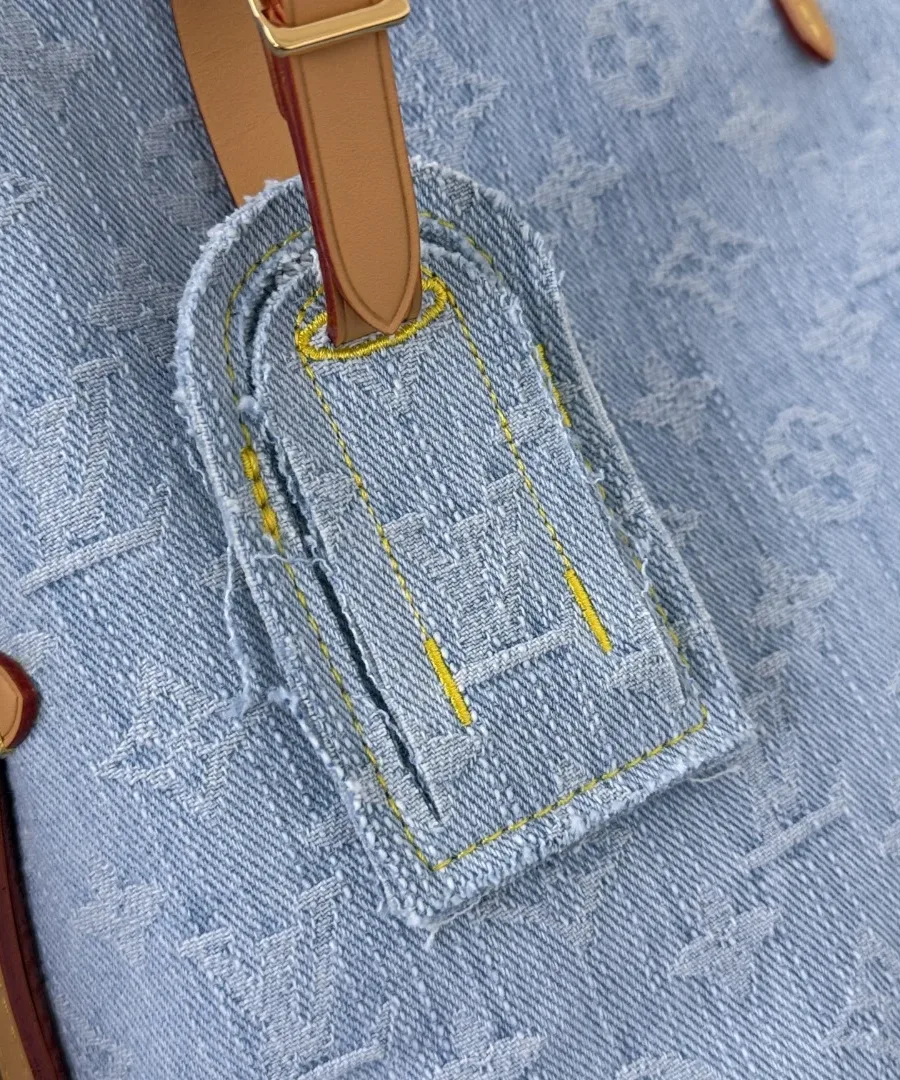 Джинсовая багажная бирка на голубой сумке CarryAll PM