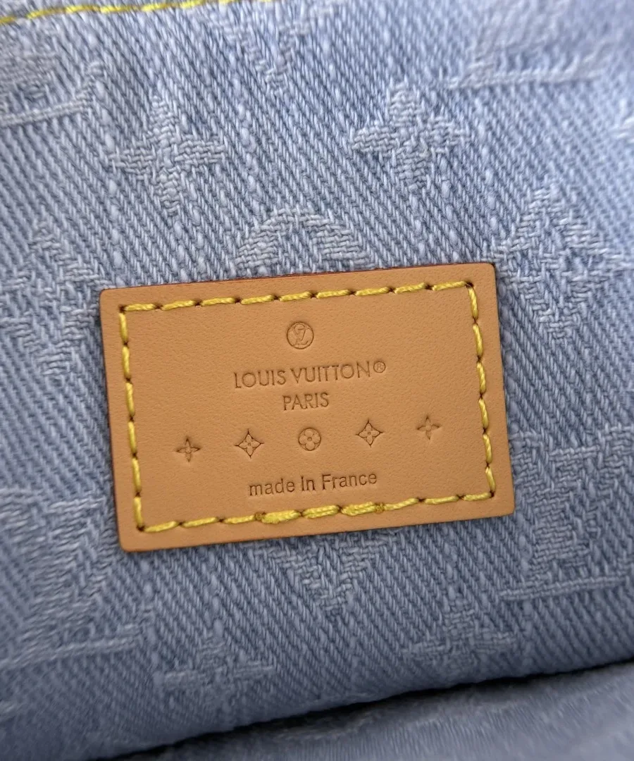 Внутренняя кожаная нашивка с тиснением Louis Vuitton Paris