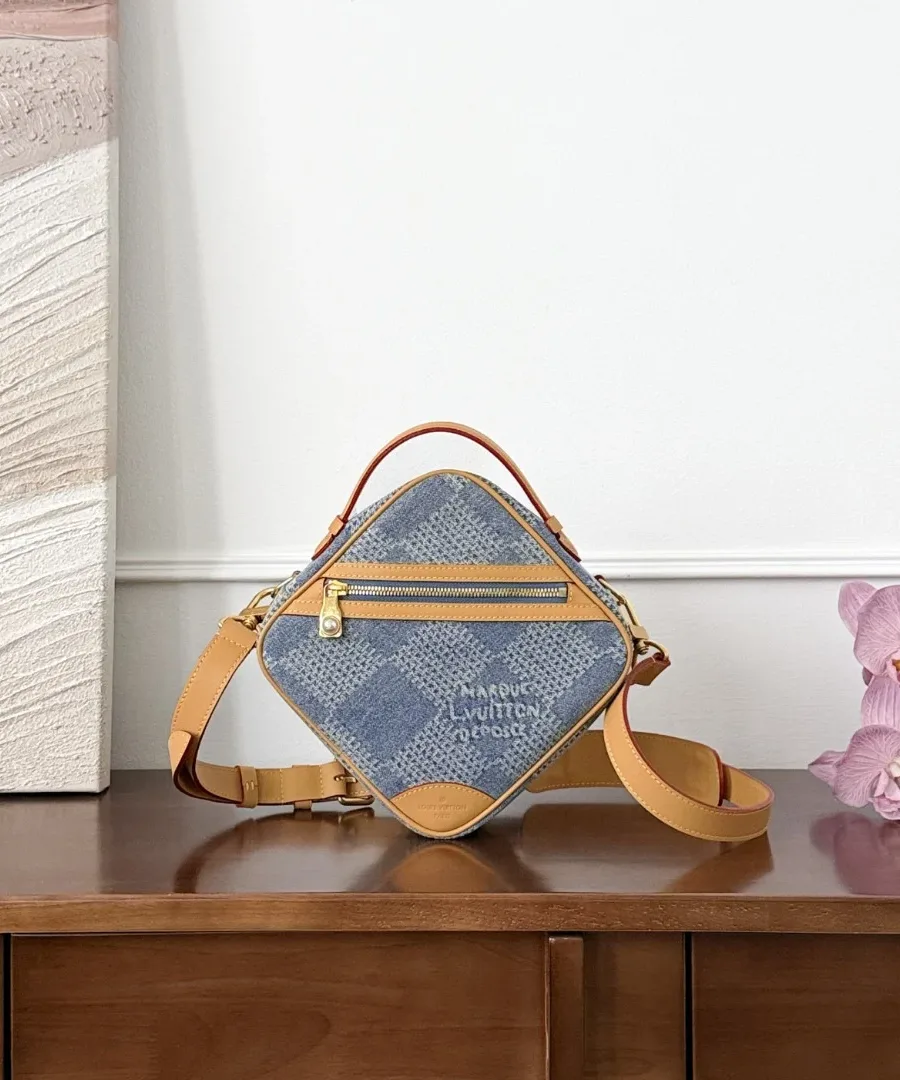 Сумка Louis Vuitton Chess из синего денима в клетку Damier, вид спереди