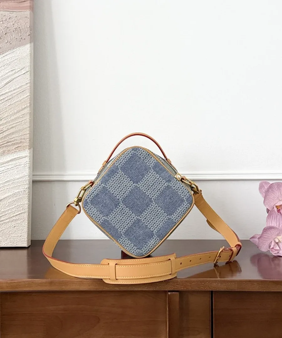 Задняя сторона сумки Louis Vuitton Chess из синего денима с кожаной отделкой