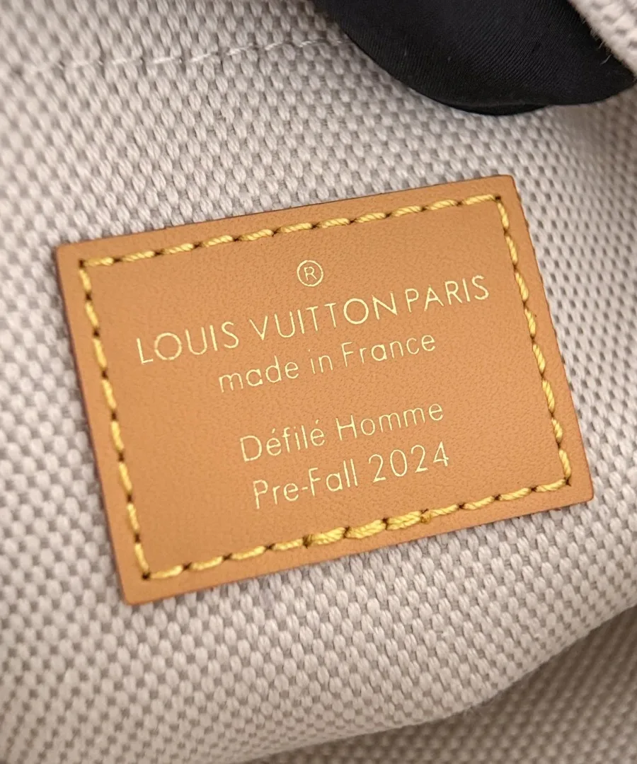 Внутренняя кожаная нашивка с тиснением Louis Vuitton Paris Pre-Fall 2024