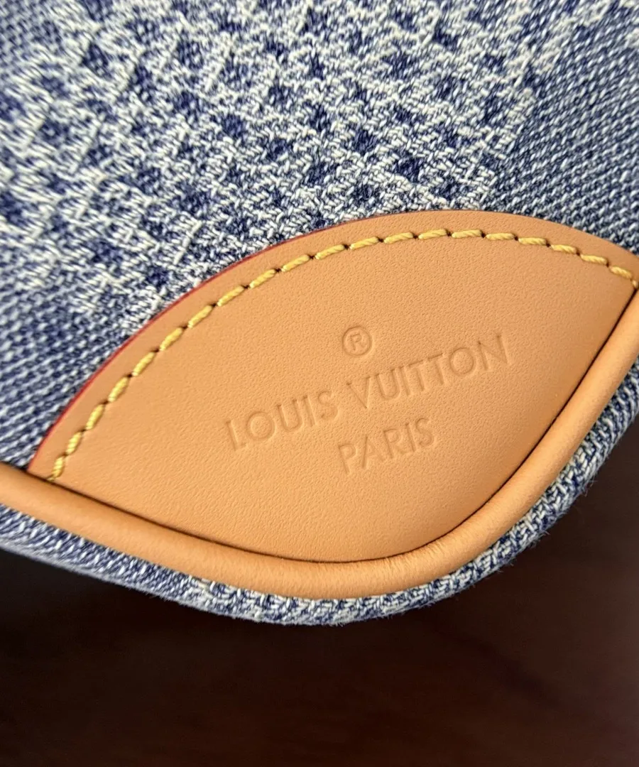 Кожаная угловая деталь с тиснением логотипа Louis Vuitton Paris
