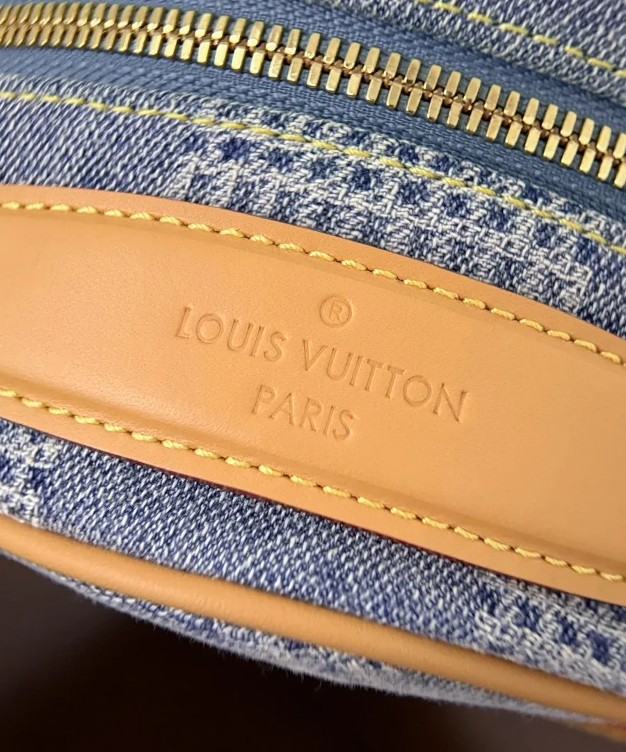 Кожаная ручка сумки с тиснением Louis Vuitton Paris крупным планом