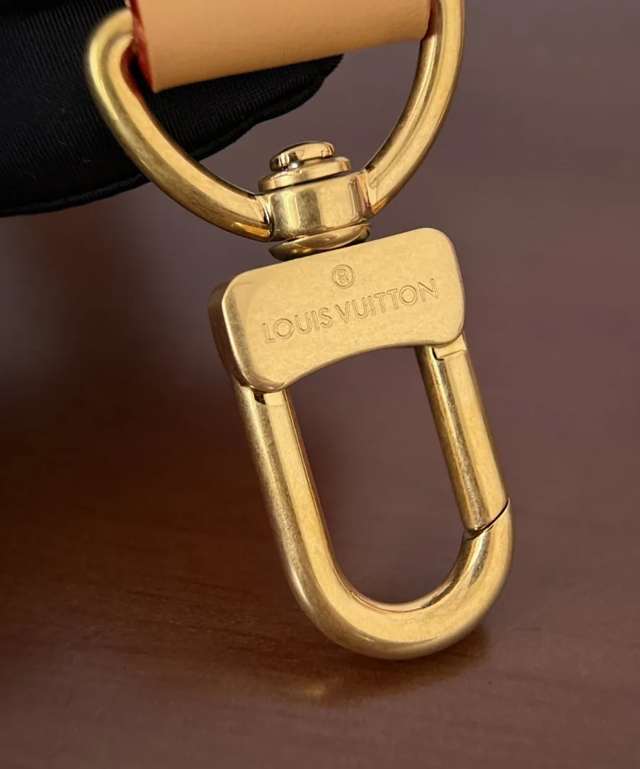 Золотистый карабин плечевого ремня с гравировкой Louis Vuitton