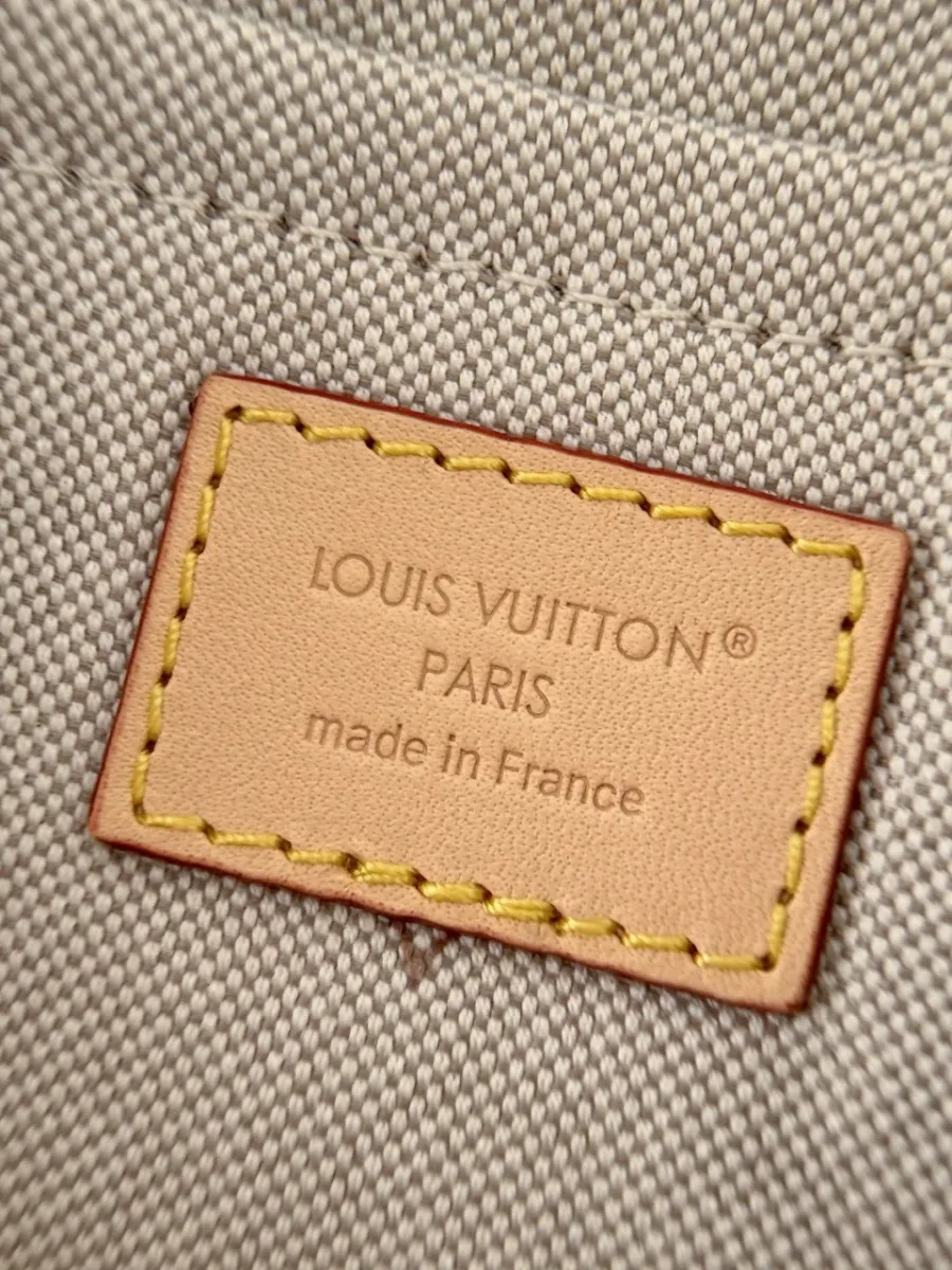 Кожаный лейбл Louis Vuitton Paris made in France на съемном клатче