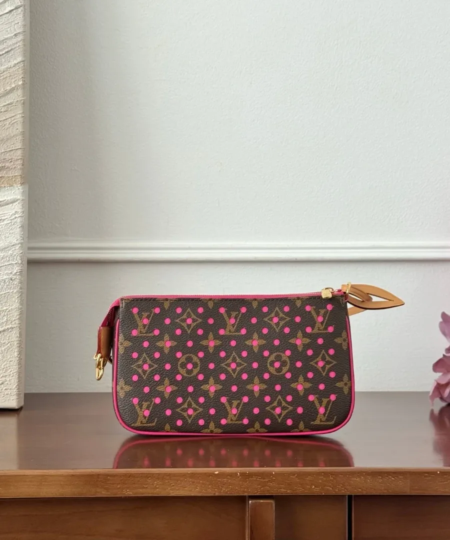 Коричневая сумка Louis Vuitton Pochette Accessoires с розовой перфорацией, вид сзади