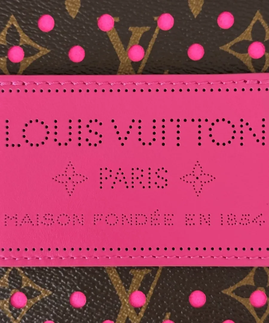 Розовая кожаная нашивка с перфорированным логотипом Louis Vuitton Paris