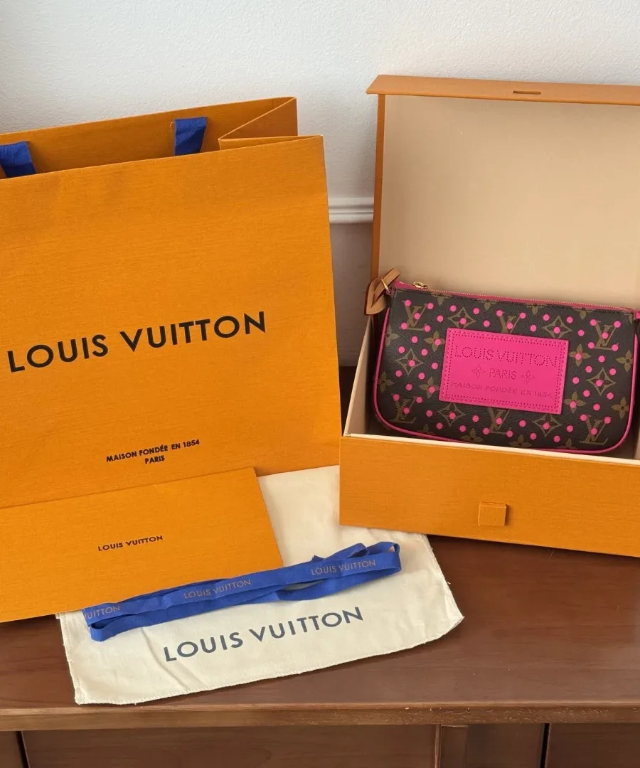 Сумка Louis Vuitton Pochette Accessoires в фирменной коробке рядом с пыльником и пакетом