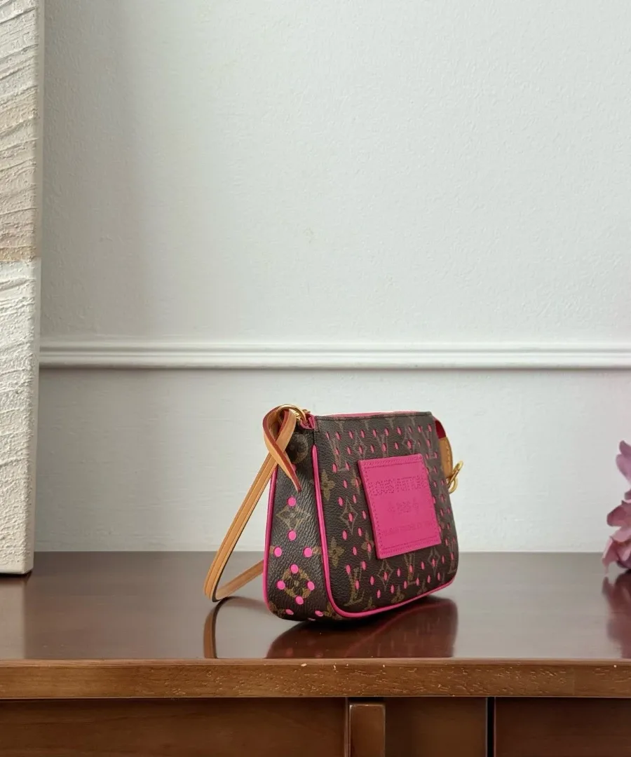 Коричневая сумка Louis Vuitton Pochette Accessoires с розовой перфорацией, вид сбоку
