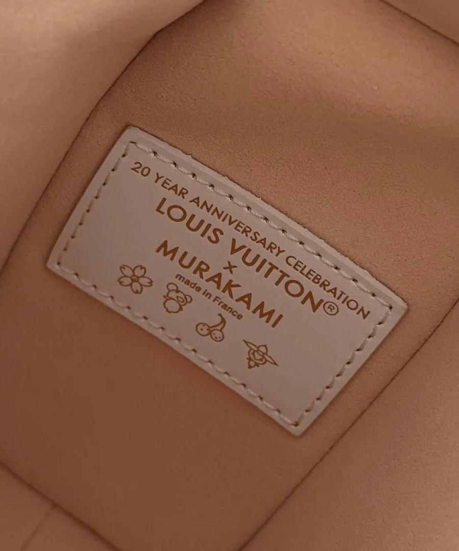 Внутренняя кожаная нашивка с надписью Louis Vuitton x Murakami