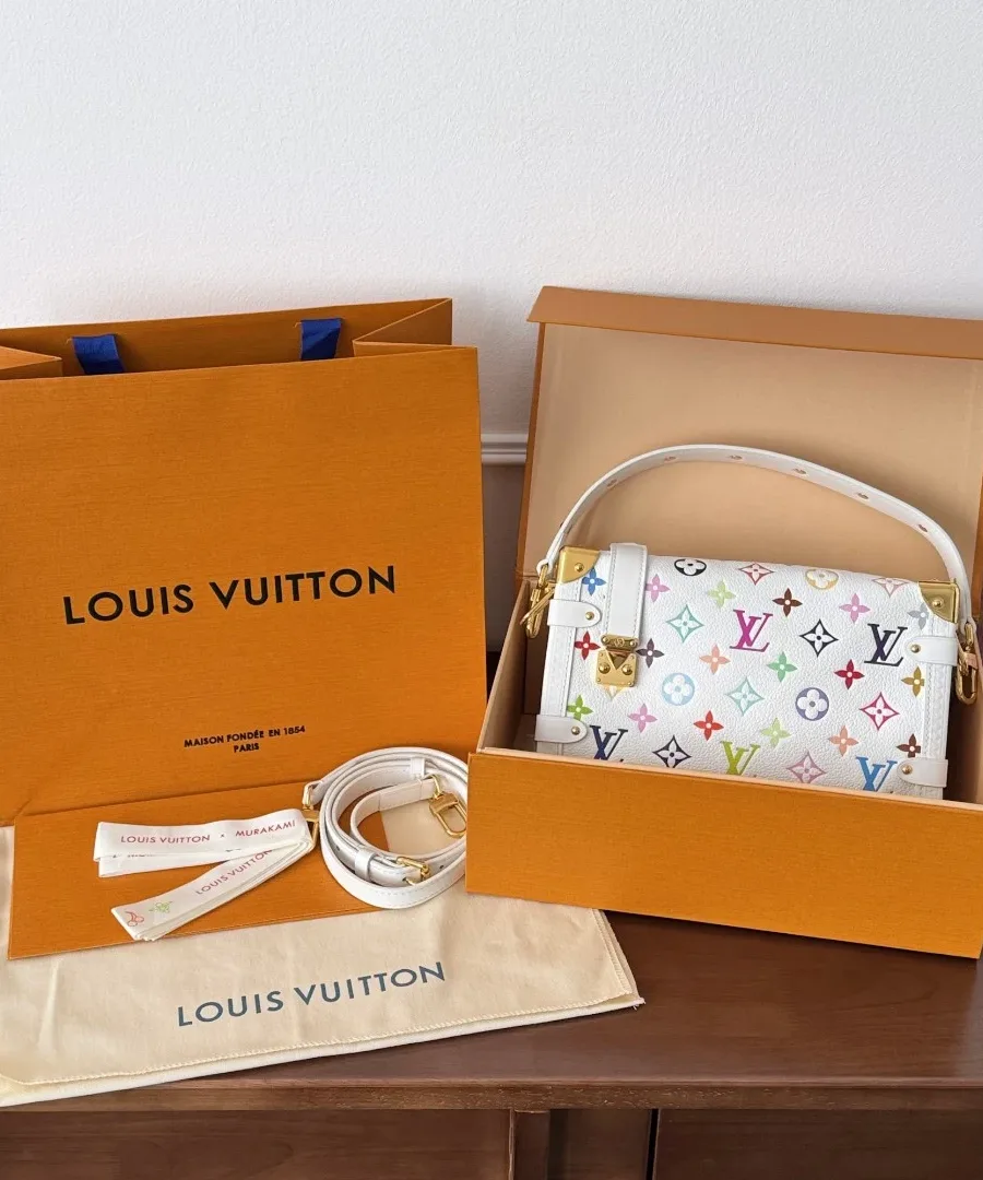Сумка в комплекте с фирменной коробкой, пыльником и пакетом Louis Vuitton