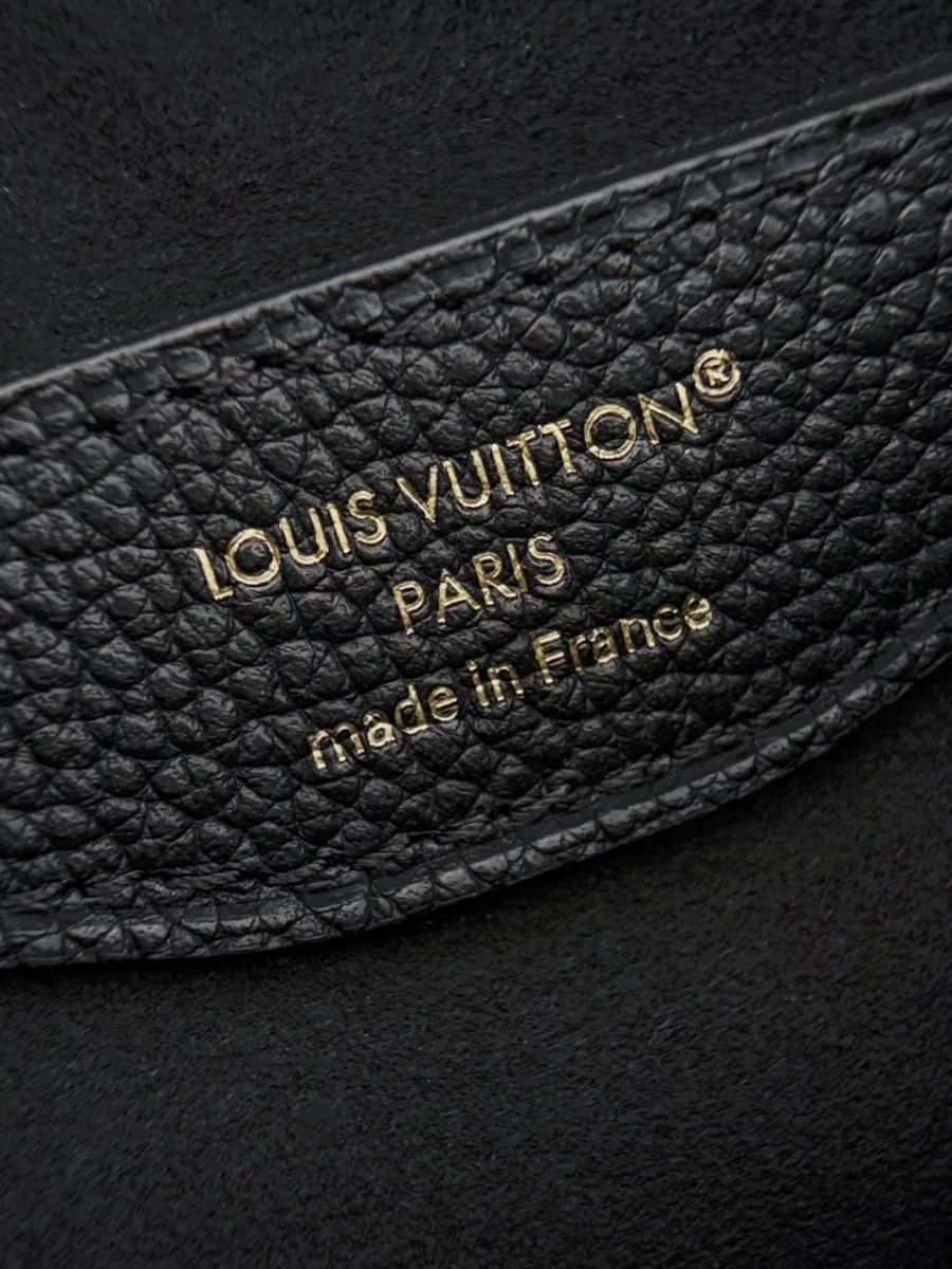 Внутренний кожаный ярлык с золотистым тиснением Louis Vuitton Paris made in France