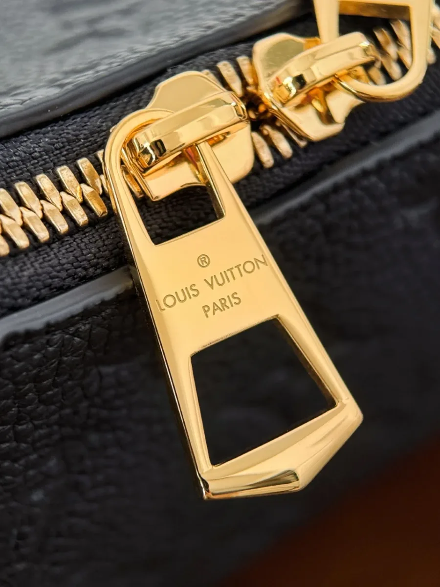 Крупный план золотистой молнии и пуллера с гравировкой Louis Vuitton Paris