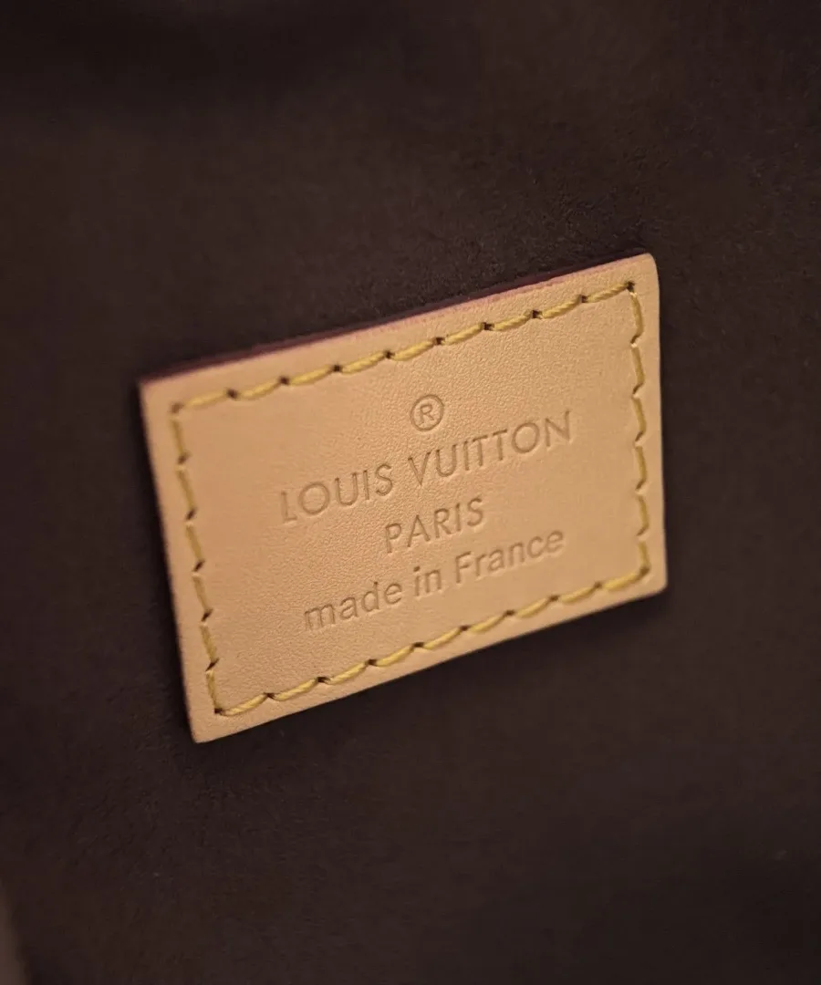 Внутренняя кожаная нашивка с тиснением Louis Vuitton Paris