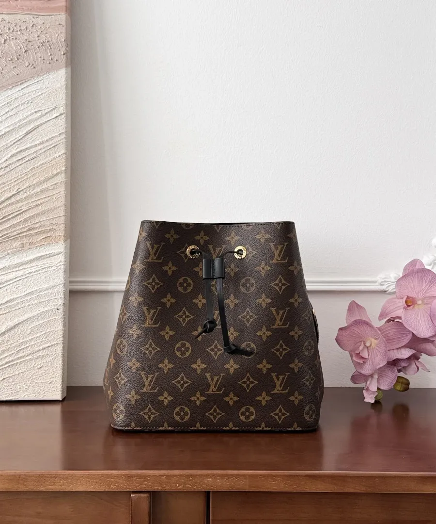 Коричневая сумка-ведро Louis Vuitton Néonoé с чёрным шнурком, вид спереди