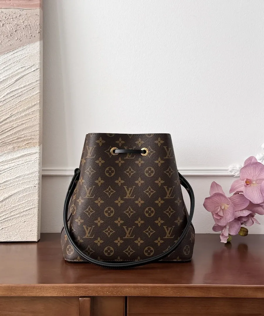 Коричневая сумка-ведро Louis Vuitton Néonoé с чёрным плечевым ремнем, вид спереди