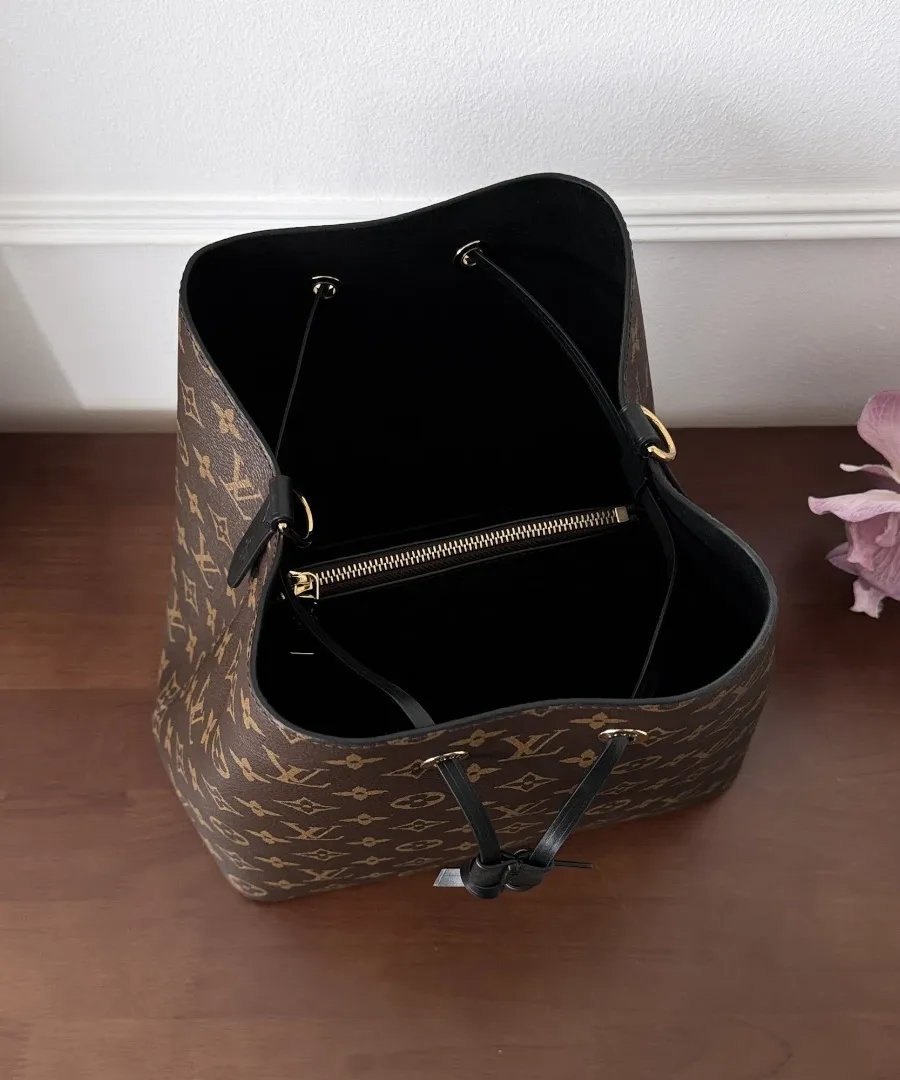 Вид сверху на открытое внутреннее отделение сумки-ведра Louis Vuitton Néonoé с чёрной подкладкой