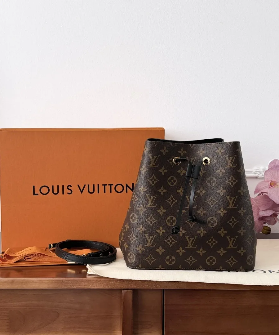 Коричневая сумка-ведро Louis Vuitton Néonoé рядом с фирменной коробкой и пыльником