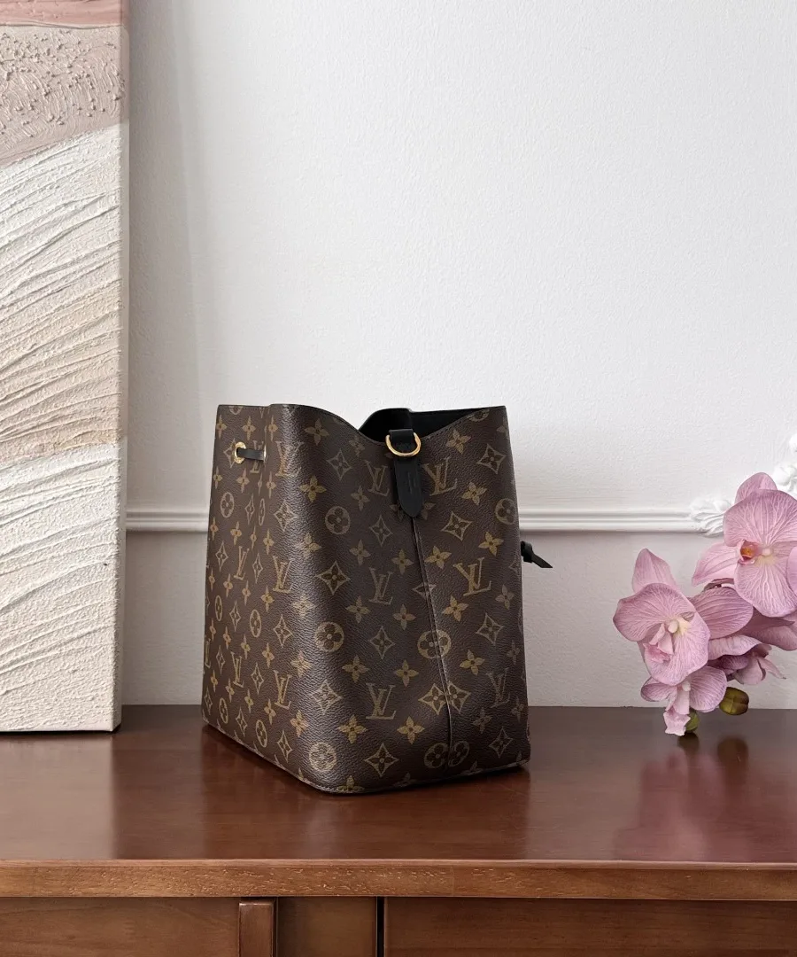Коричневая сумка-ведро Louis Vuitton Néonoé, вид сбоку