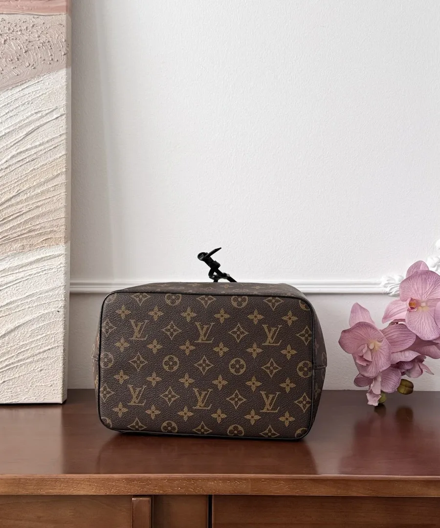 Дно коричневой сумки-ведра Louis Vuitton Néonoé с узором Monogram