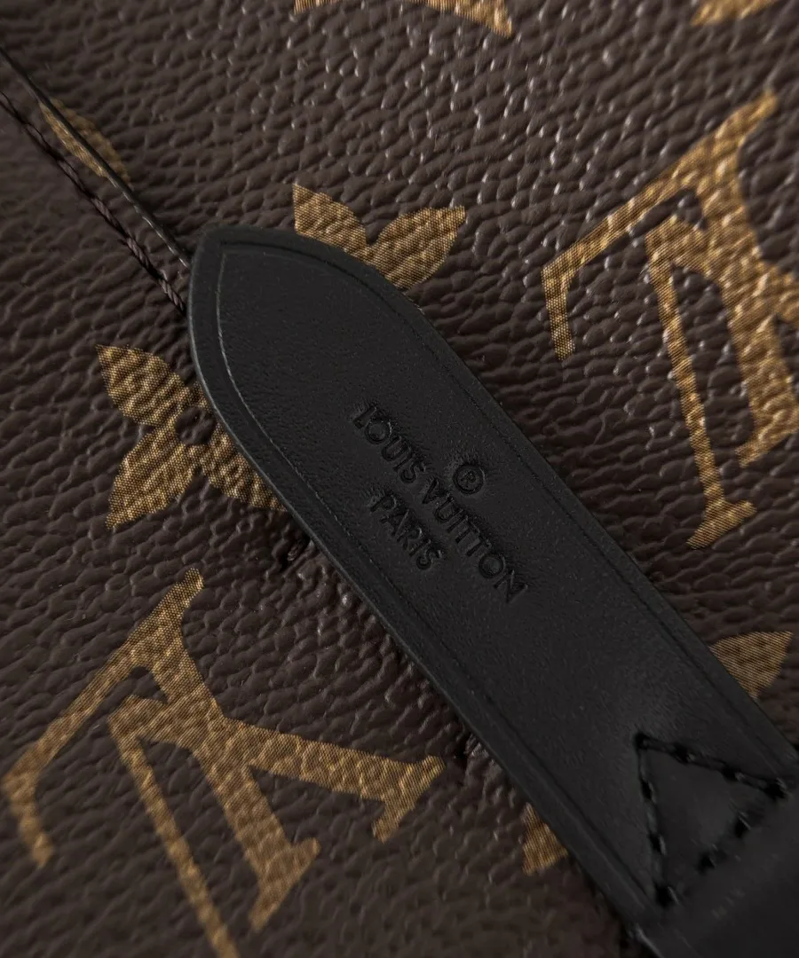 Крупный план кожаного ремешка с тиснением Louis Vuitton Paris