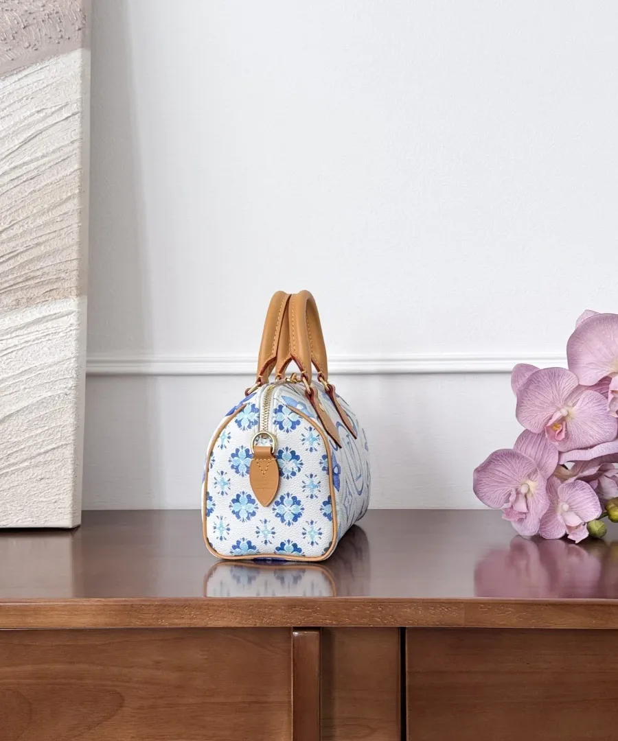 Боковая сторона сумки Louis Vuitton Speedy 20 с бело-голубым узором