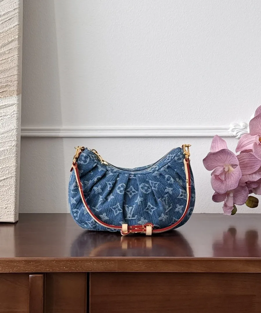 Джинсовая сумка Louis Vuitton Croissant с кожаным ремешком на плечо