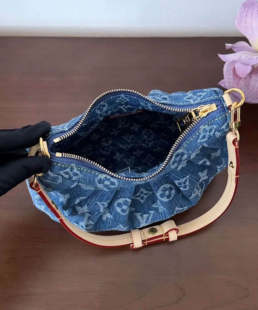 Вид сверху на открытое основное отделение сумки Louis Vuitton