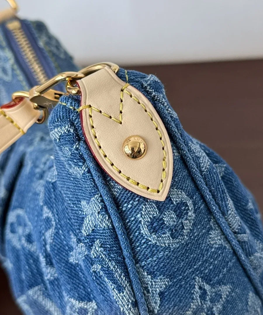 Кожаное крепление ремешка на боковой части сумки Louis Vuitton