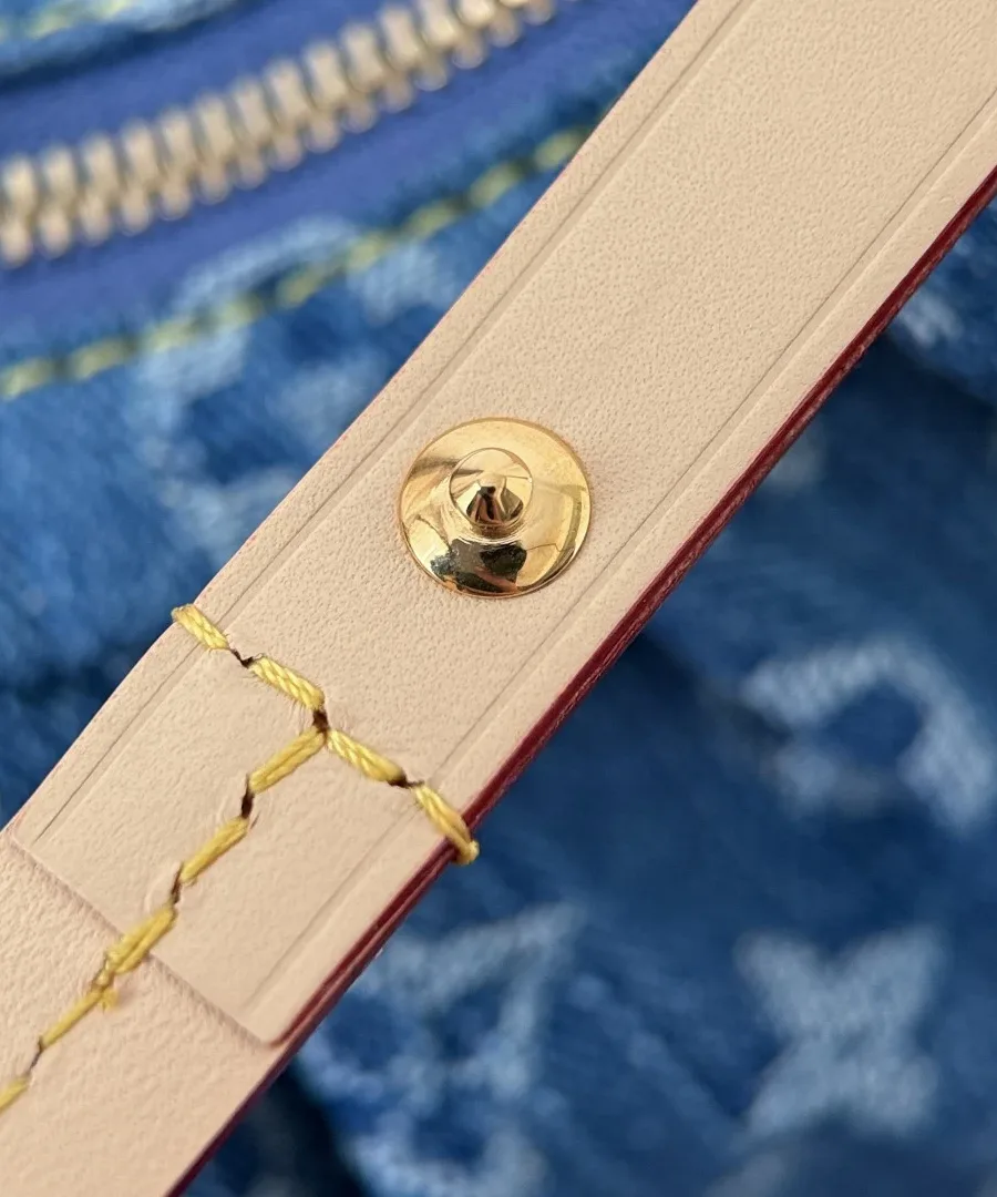 Крупный план кнопки на кожаном ремешке сумки Louis Vuitton