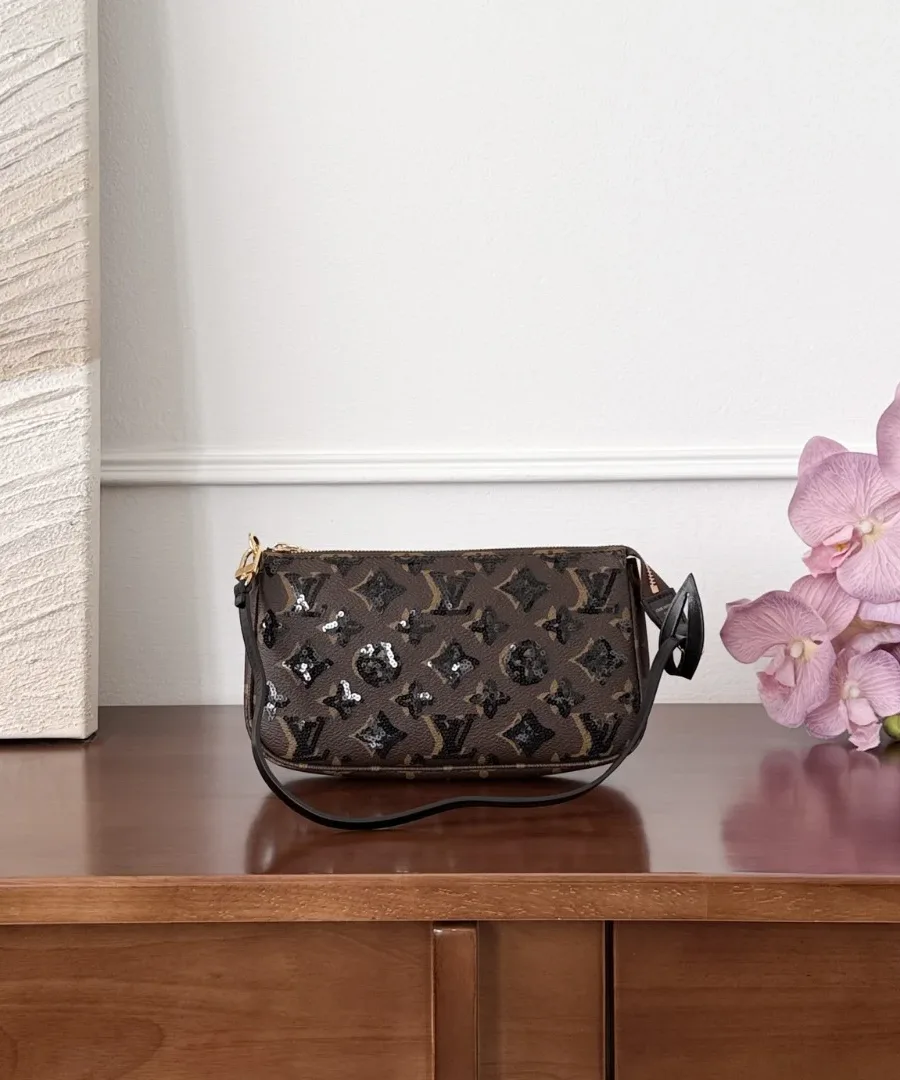 Сумка Louis Vuitton Pochette Accessoires с прикрепленным черным ремешком