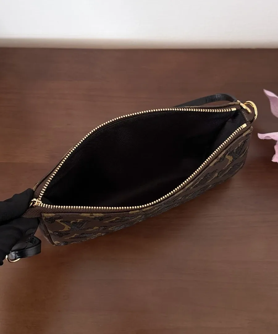Открытая сумка Louis Vuitton Pochette Accessoires, вид сверху на черную подкладку