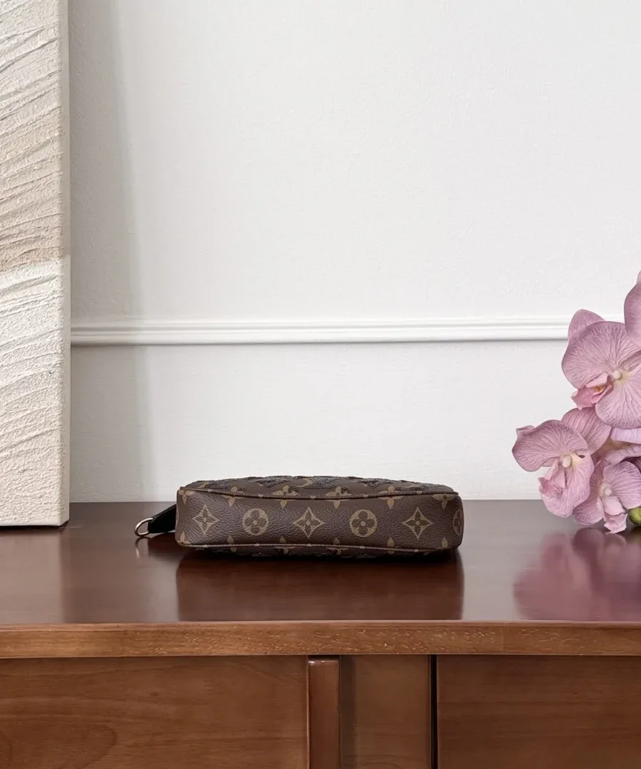 Сумка Louis Vuitton Pochette Accessoires с пайетками, вид снизу