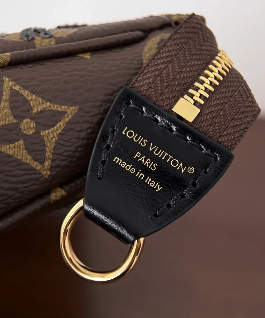 Кожаный ярлык с тиснением Louis Vuitton и золотистое полукольцо