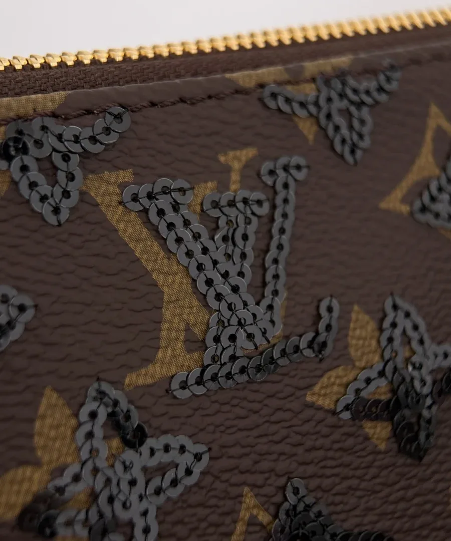 Крупный план канвы Monogram с вышивкой черными пайетками