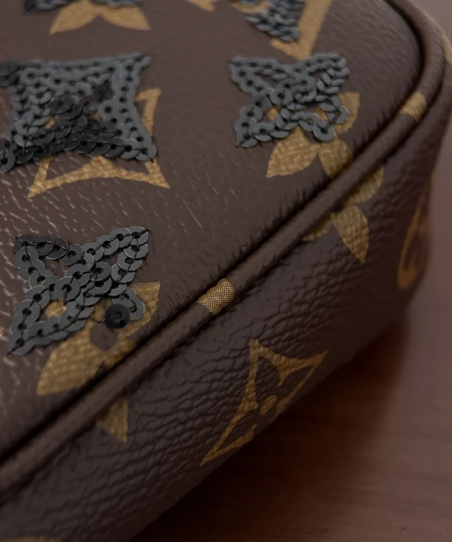Деталь нижнего угла сумки Louis Vuitton Pochette Accessoires