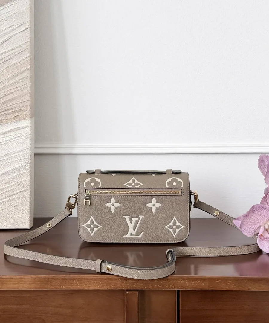 Задняя сторона сумки Pochette Métis East West из кожи Empreinte с карманом на молнии и кожаным ремнем