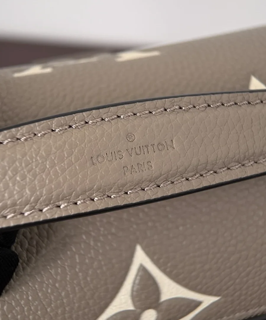 Крупный план кожаной ручки сумки с тиснением Louis Vuitton Paris