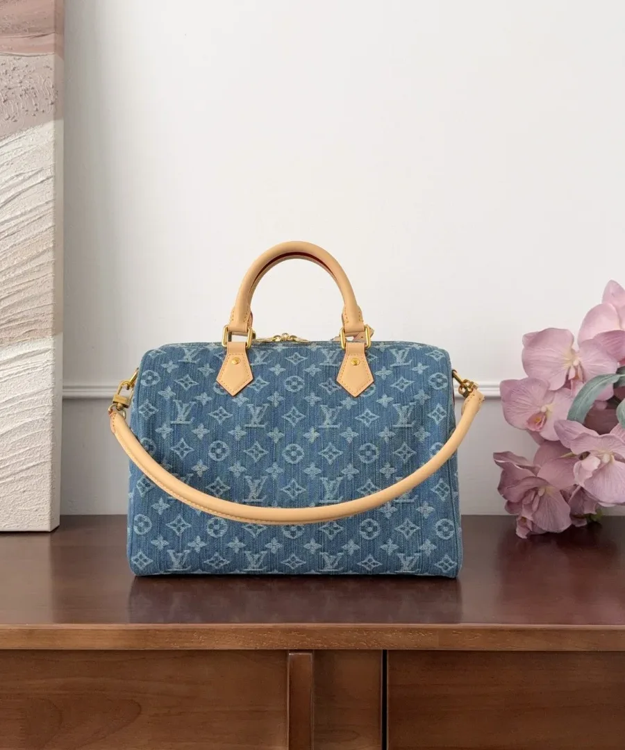 Джинсовая сумка Louis Vuitton Speedy 30 с кожаным плечевым ремнем, вид спереди
