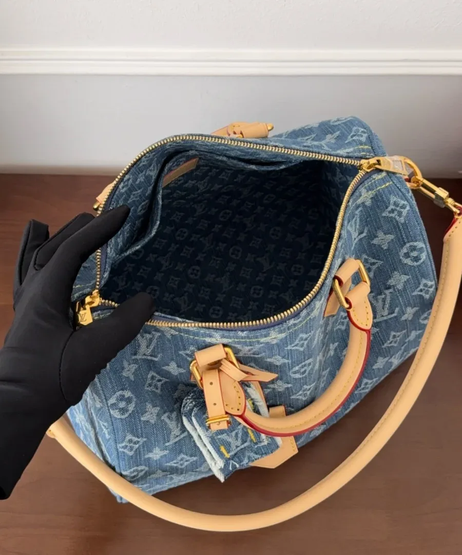 Открытая сумка Louis Vuitton Speedy 30, вид на внутреннее отделение