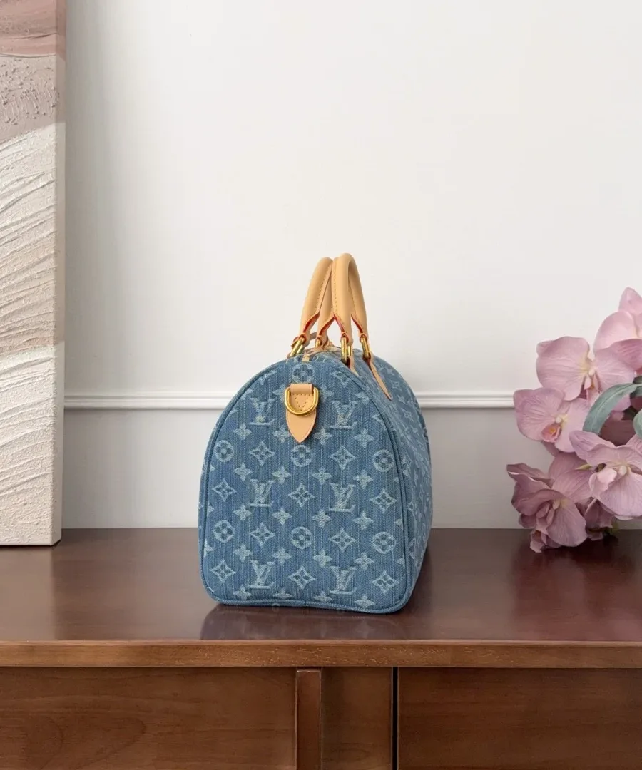 Синяя сумка Louis Vuitton Speedy 30 из денима, вид сбоку