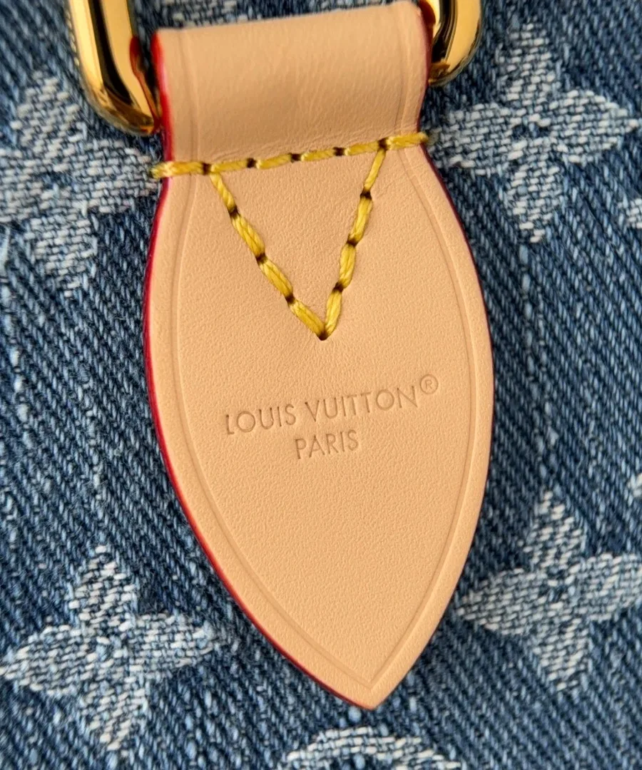 Кожаное крепление ручки с тиснением Louis Vuitton Paris на джинсовой сумке