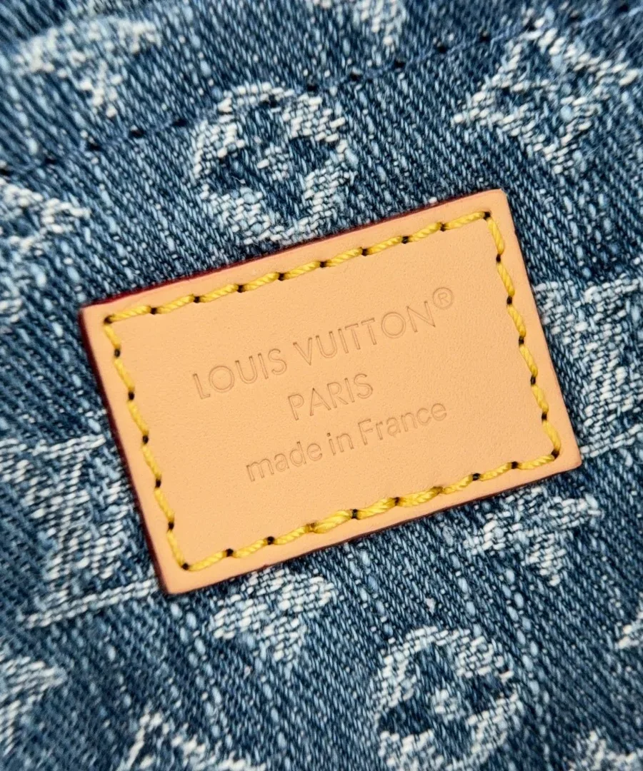 Кожаная нашивка Louis Vuitton Paris made in France внутри сумки