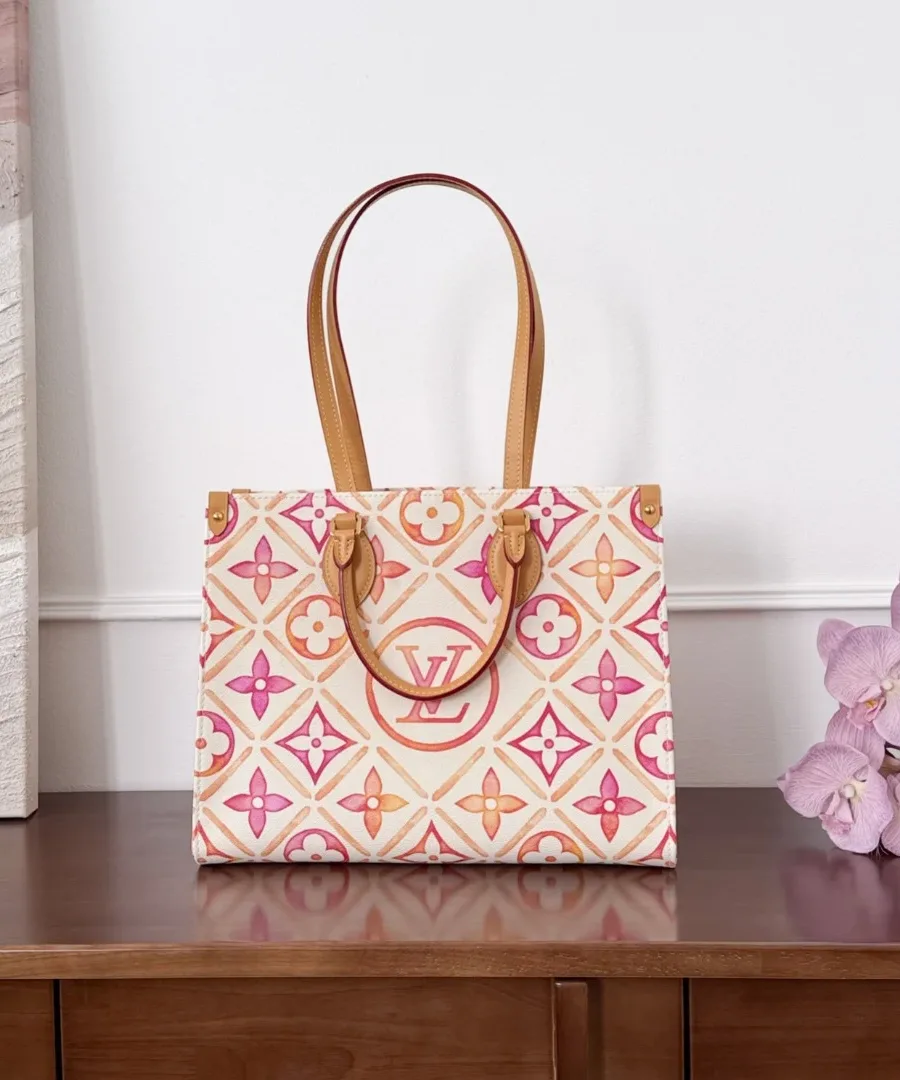Разноцветная сумка-тоут Louis Vuitton OnTheGo MM, вид сзади