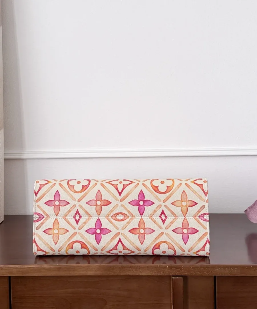 Разноцветная сумка-тоут Louis Vuitton OnTheGo MM, вид снизу