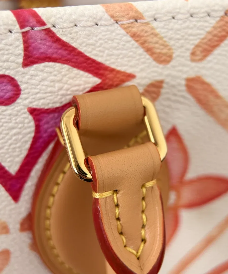 Крепление кожаной ручки с золотистой фурнитурой сумки Louis Vuitton OnTheGo MM