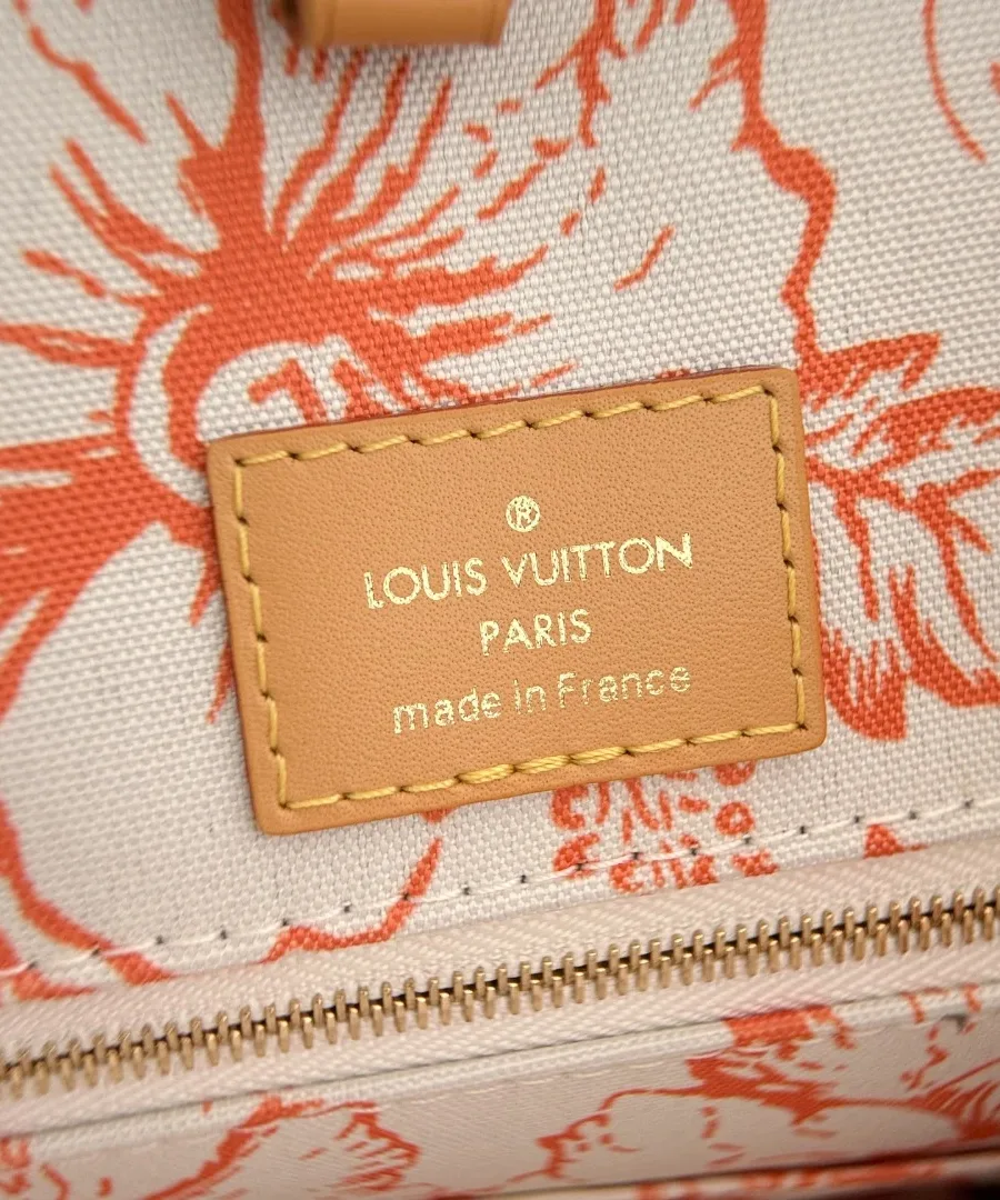 Внутренний кожаный патч с тиснением Louis Vuitton Paris на фоне подкладки с принтом